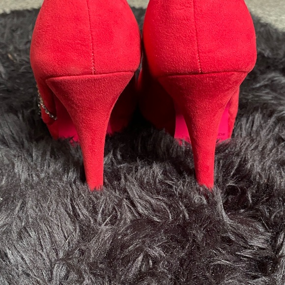 Qupid Vibrant St. Louis Cardinals Red Heels with Rhinestone Embellishments - Picture 6 of 8